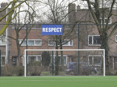 906207 Afbeelding van het spandoek 'RESPECT' boven een goal op het sportpark aan de Thorbeckelaan te Utrecht.
